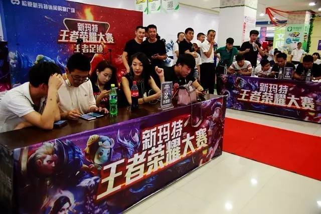 Top Esports 四名玩家跳下并爆炸。 Tarzan 的命运是杀死四个人并击溃 Anyone's Legend 红蓝以赢得第一场比赛。