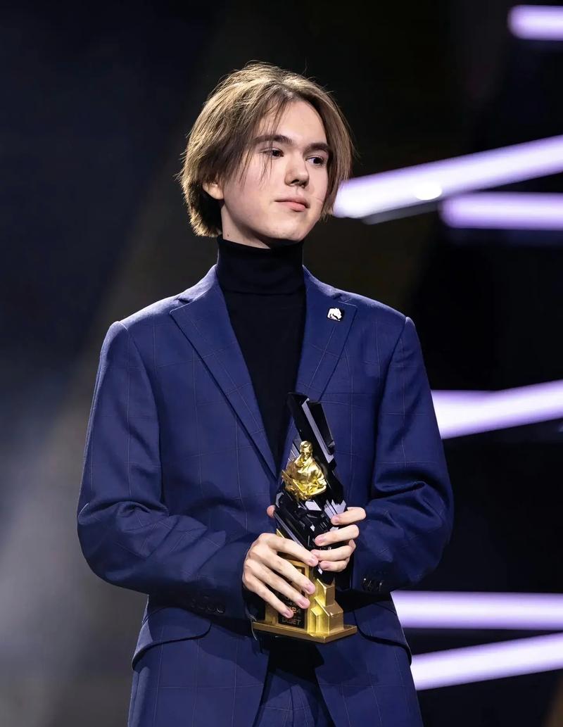 TES超话粉丝现状：有人怒斥中上发挥+教练组，有人等着占BLG的光